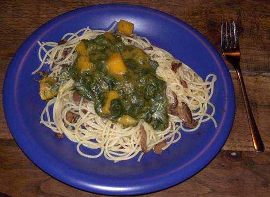 Spagetthi mit Krbis-Spinat-Sosse und Austernpilzen auf Teller